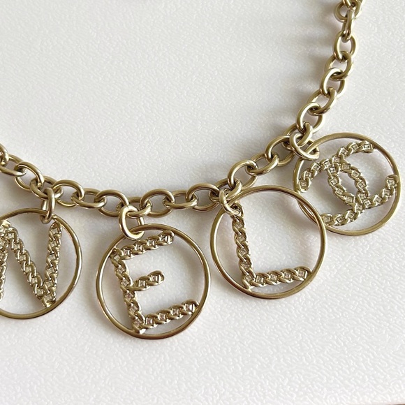 💥SOLD💥 CHANEL 2019 Crystal Embellished CC ‘CHANEL’ Letters Oversized Necklace - Picture 2 of 6